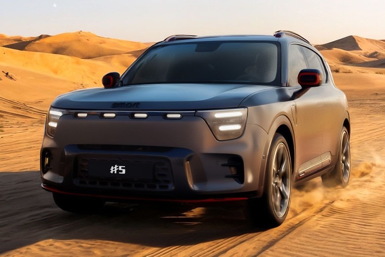 smart 5 front view in black color