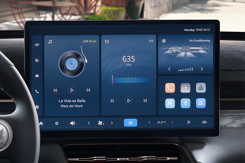 Chevrolet Captiva PHEV display view