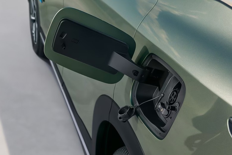 Chevrolet Captiva PHEV plug view