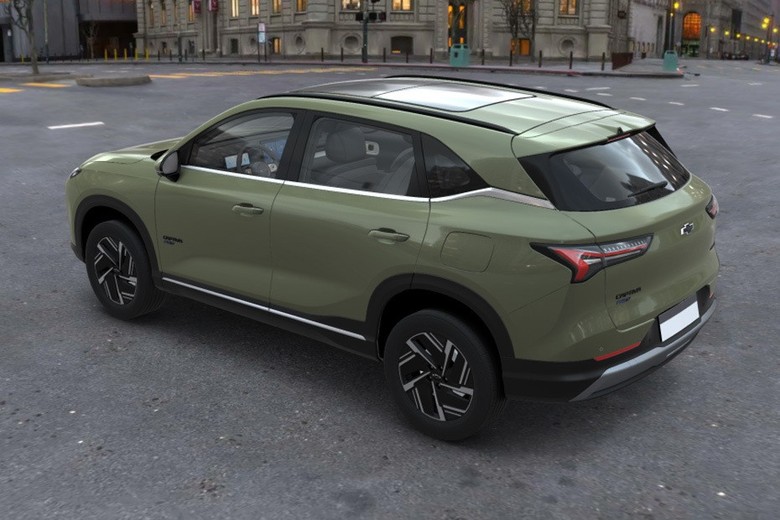 Chevrolet Captiva PHEV side view in green color