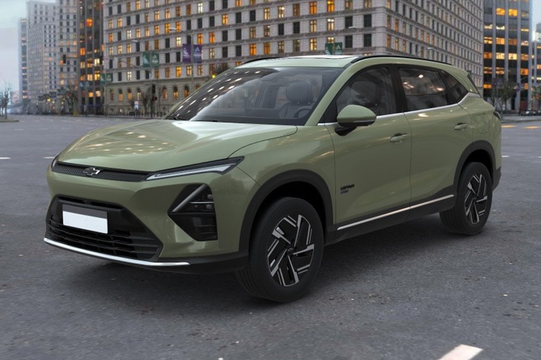 Chevrolet Captiva PHEV side view in green color