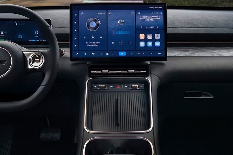 Chevrolet Captiva EV display view 