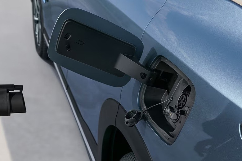 Chevrolet Captiva EV charge view in blue color