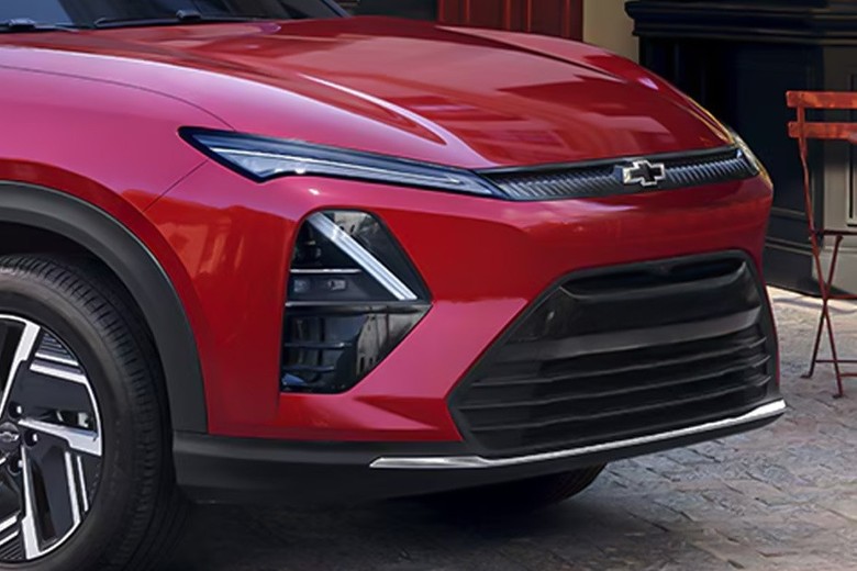 Chevrolet Captiva EV front view in red color