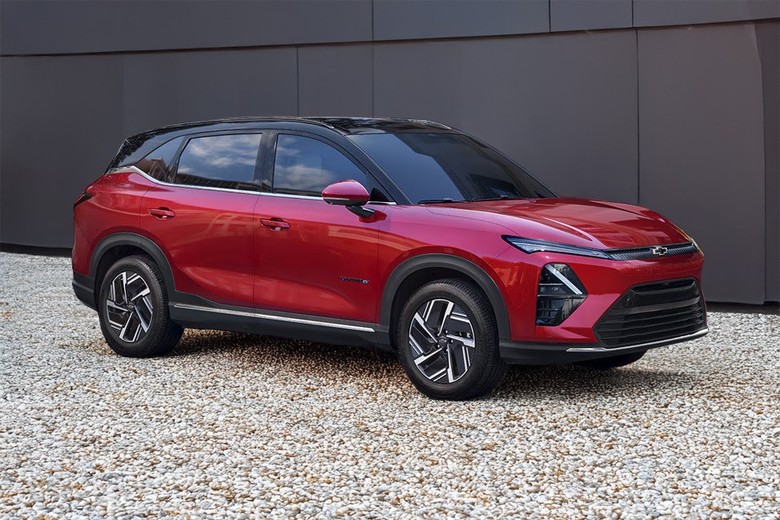 Chevrolet Captiva EV side view in red color