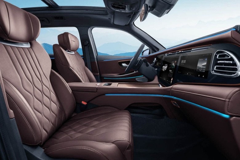 EXEED VX interior view