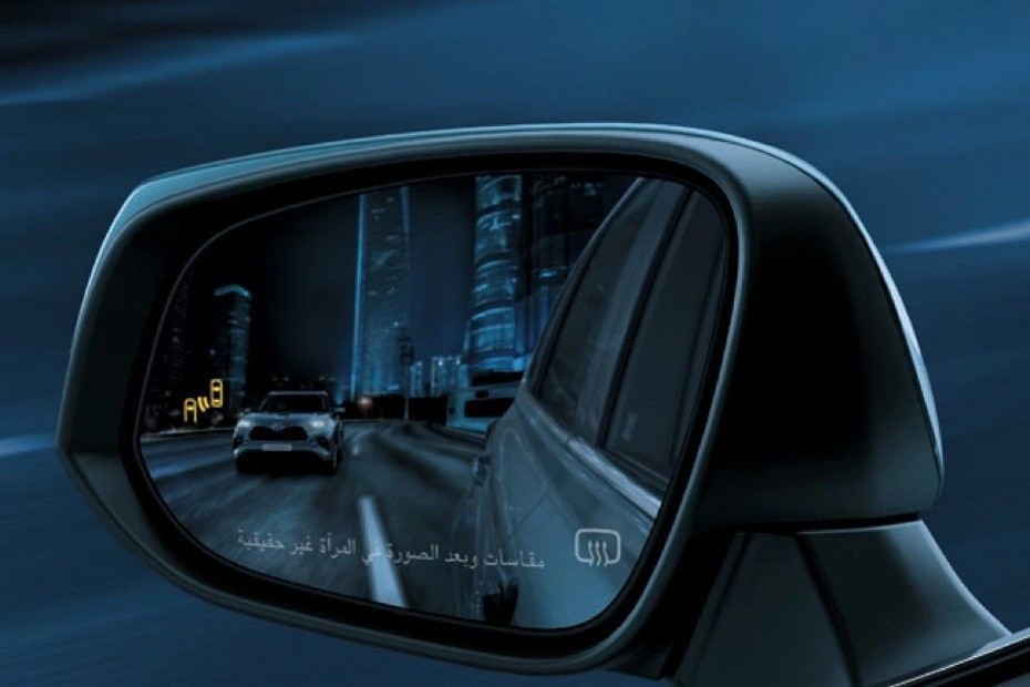 Toyota Higlander Blind spot monitoring in car side mirror