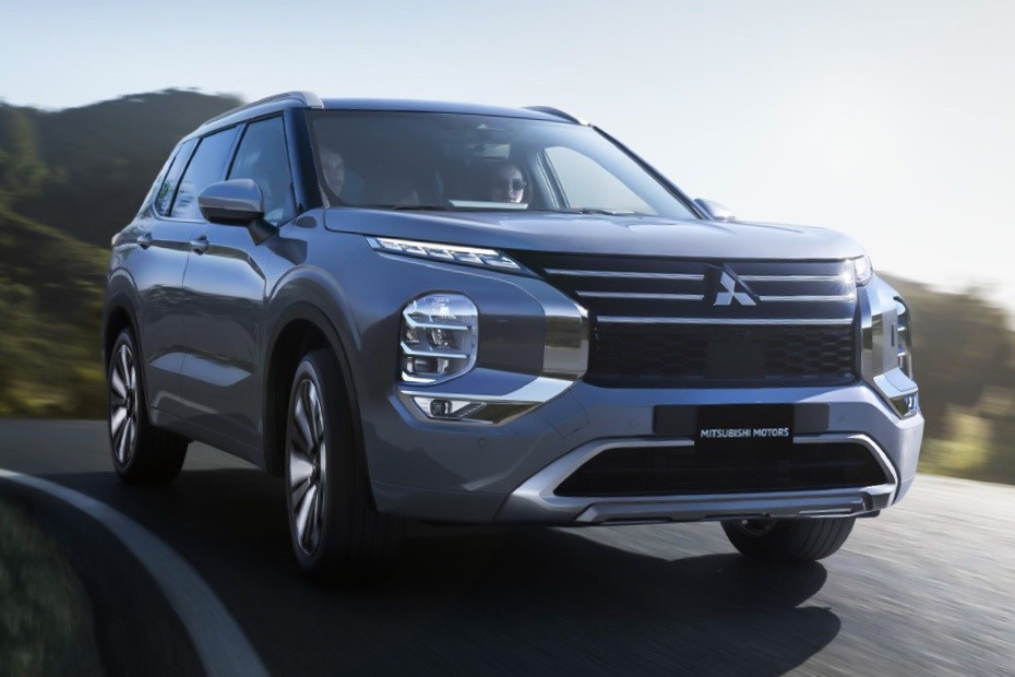 Mitsubishi Outlander driving view