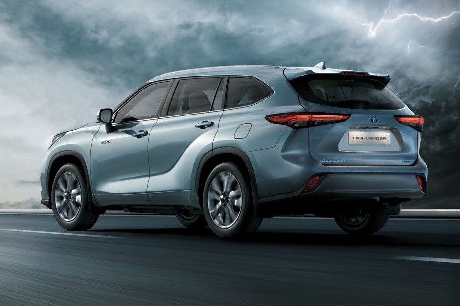 Toyota Highlander on road view w