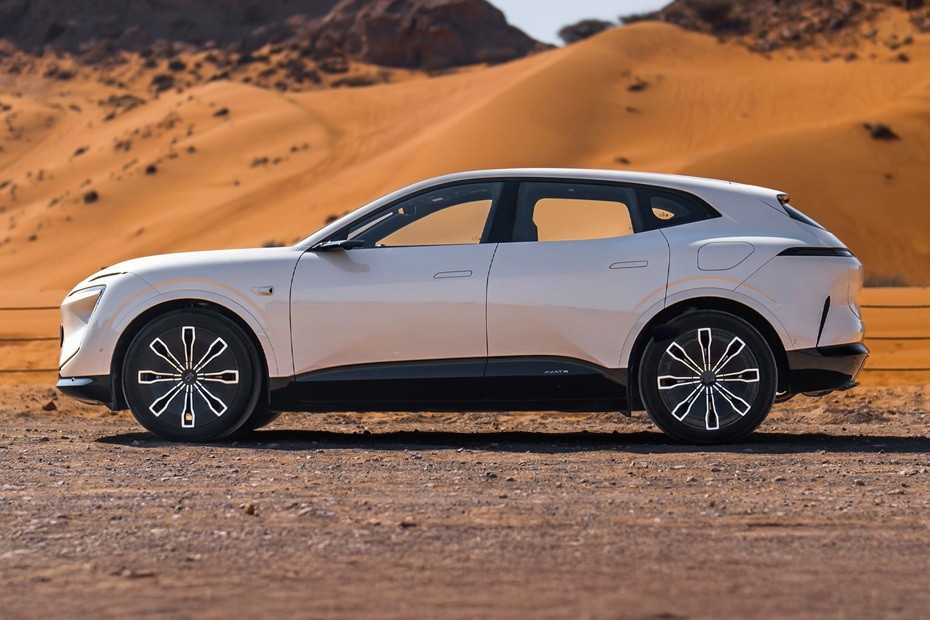 AVATR 07 side profile in desert