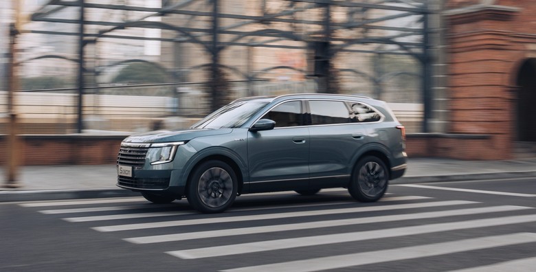 SOUEAST S08 side view in blue color