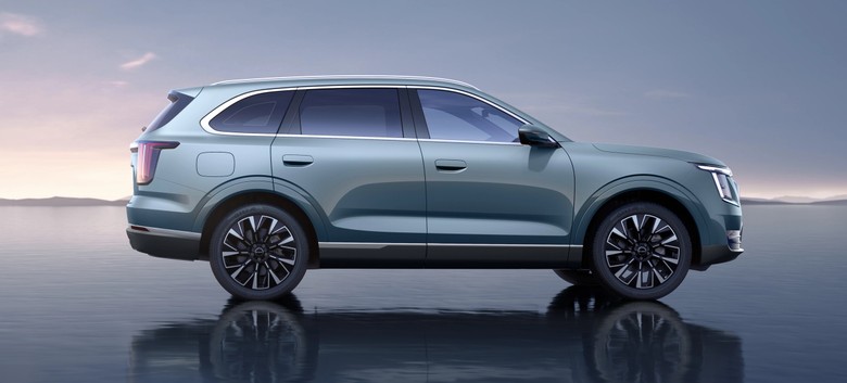 SOUEAST S08 side view in green color