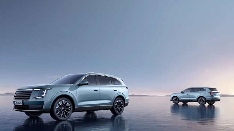 SOUEAST S08 side view in green color