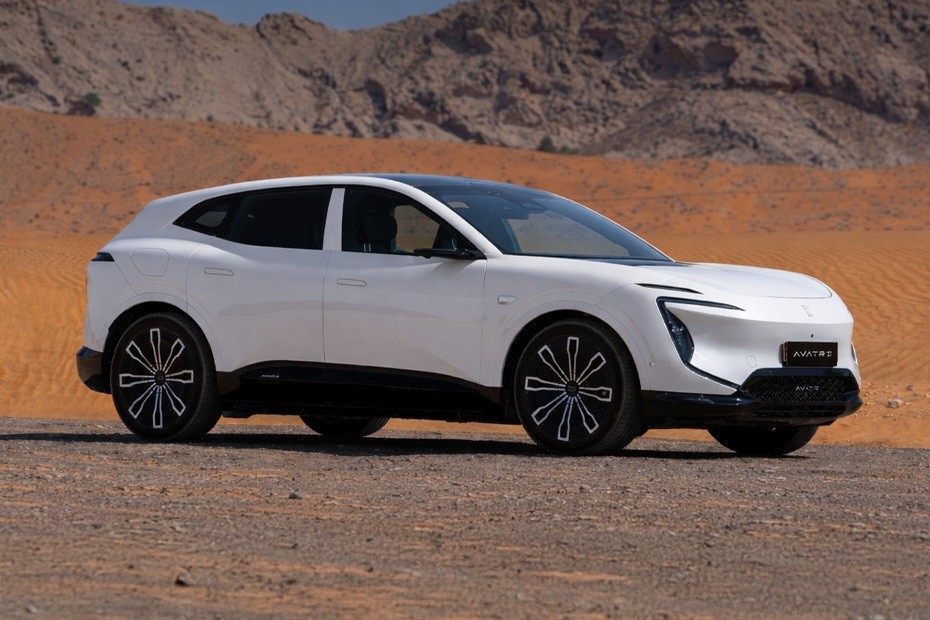 AVATR 07 side view in desert road