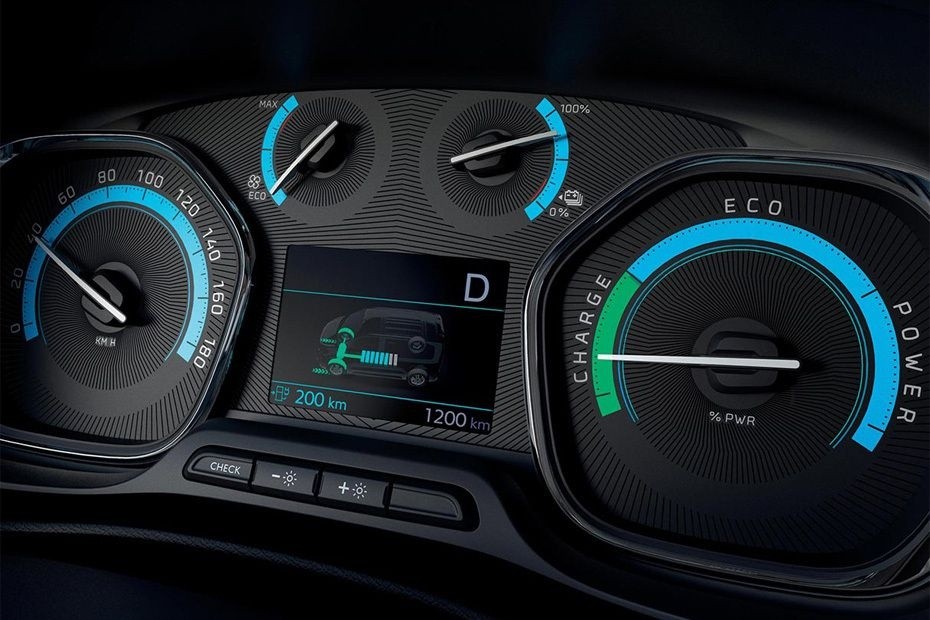 Peugeot Expert interior steering and infotainment view