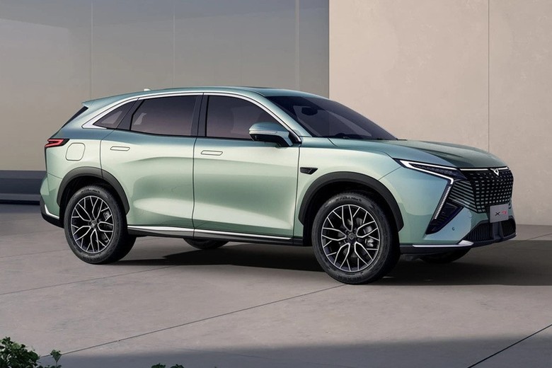 Kaiyi X7 side view in green color