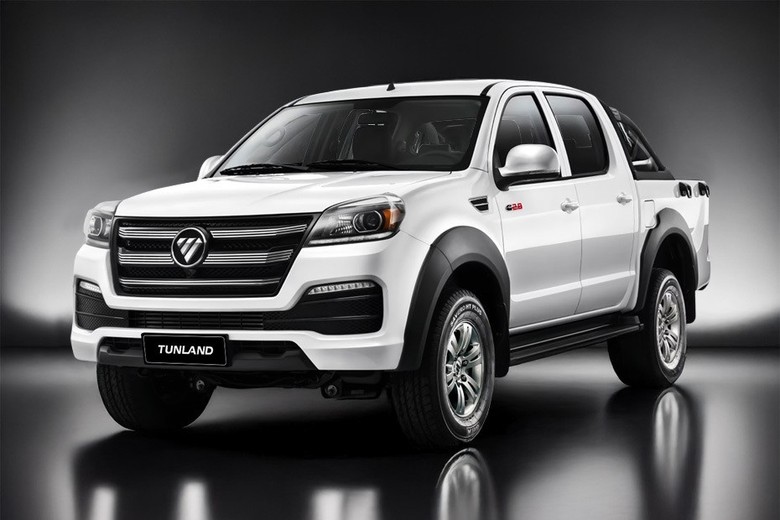 Foton Tunland side view in white color